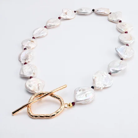 Ожерелье из барочного жемчуга с гранатом